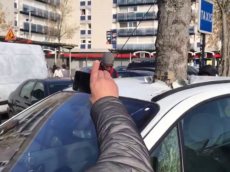 شجرة تخترق سيارة مركونة وفيديو يوضح الحقيقة